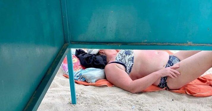 Толстая русская женщина в пляжной кабинке