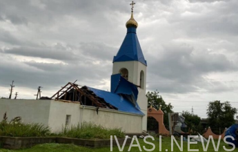 Ураганный ветер сорвал купол и крышу с церкви