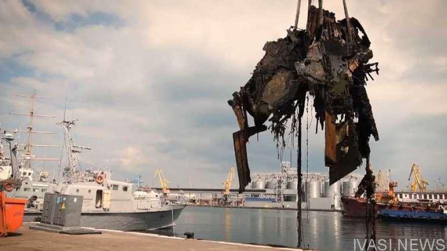 В Одесском порту подняли со дна затонувший катер «Буревестник»