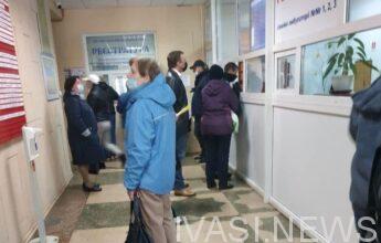 В поликлиниках Одессы ажиотаж: желающие вакцинироваться выстраиваются в очереди