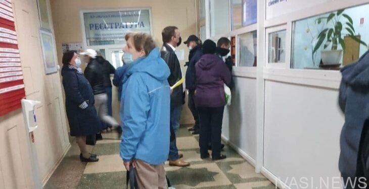 В поликлиниках Одессы ажиотаж: желающие вакцинироваться выстраиваются в очереди