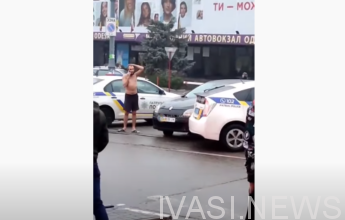 В Одессе полуголый таксист устроил ДТП