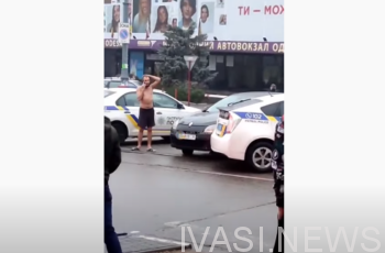 В Одессе полуголый таксист устроил ДТП