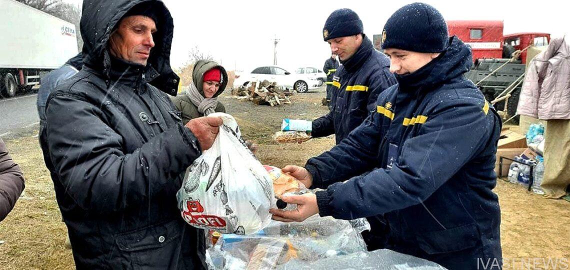 Одесские спасатели помогают беженцам на пункте пропуска Орловка-Исакча