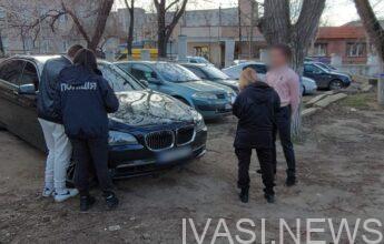 В Білгороді-Дністровському наречений вирішив постріляти з люка весільного автомобіля