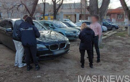 В Білгороді-Дністровському наречений вирішив постріляти з люка весільного автомобіля