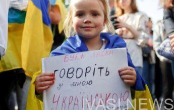 Школярі Києва розуміють українську мову, вчаться нею, проте як говорили, так і говорять на перервах російською.