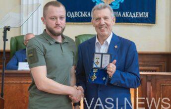 З‘явилася реакція військового, який отримав нагороду з рук Сергія Ківалова на день юридичної академії в Одесі.